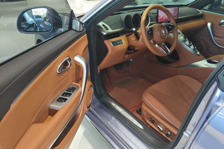 Used ORA Lightning Cat 2022 555 km Luxury Edition Driver Seat