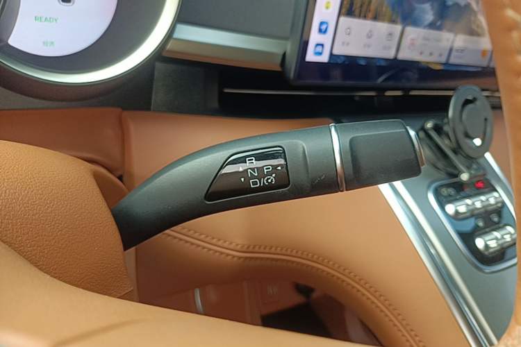 Used ORA Lightning Cat 2022 555 km Luxury Edition Gear Lever