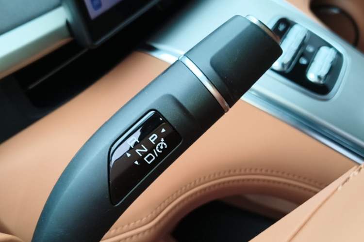 Used ORA Lightning Cat 2022 555 km Luxury Edition Gear Lever
