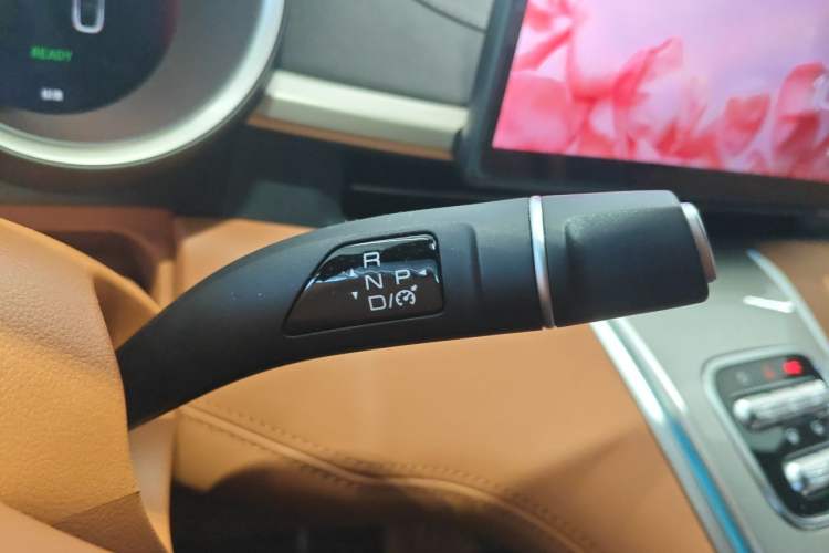Used ORA Lightning Cat 2022 555 km Luxury Edition Gear Lever