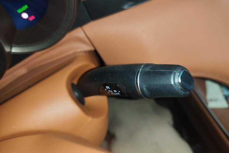 Used ORA Lightning Cat 2022 555 km Luxury Edition Gear Lever