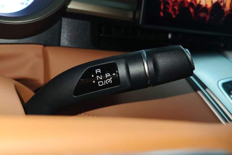 Used ORA Lightning Cat 2022 555 km Luxury Edition Gear Lever
