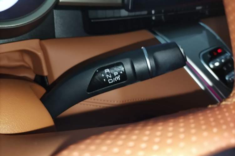 Used ORA Lightning Cat 2022 555 km Luxury Edition Gear Lever
