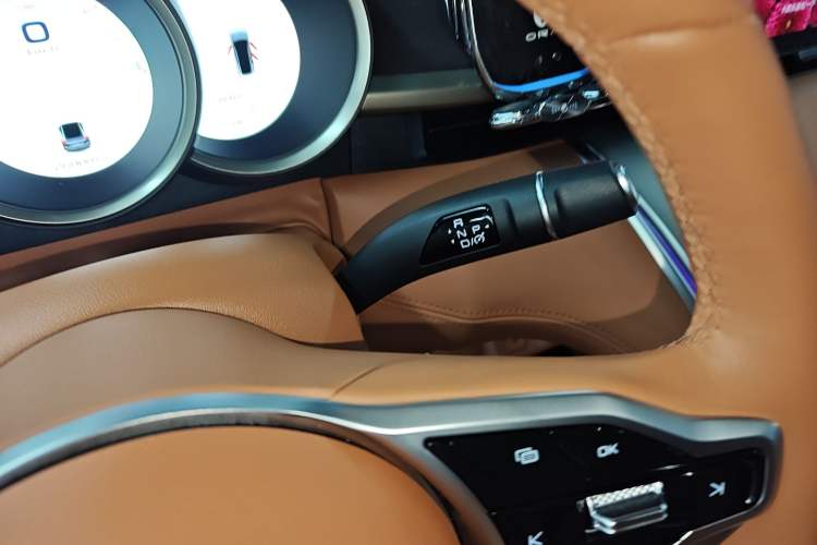 Used ORA Lightning Cat 2022 555 km Luxury Edition Gear Lever