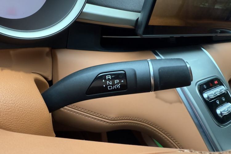 Used ORA Lightning Cat 2022 555 km Luxury Edition Gear Lever