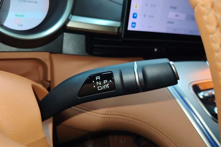 Used ORA Lightning Cat 2022 555 km Luxury Edition Gear Lever
