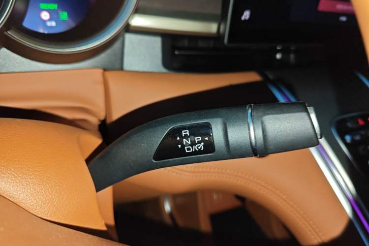 Used ORA Lightning Cat 2022 555 km Luxury Edition Gear Lever