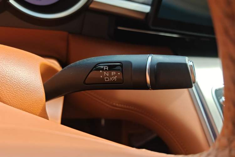 Used ORA Lightning Cat 2022 555 km Luxury Edition Gear Lever