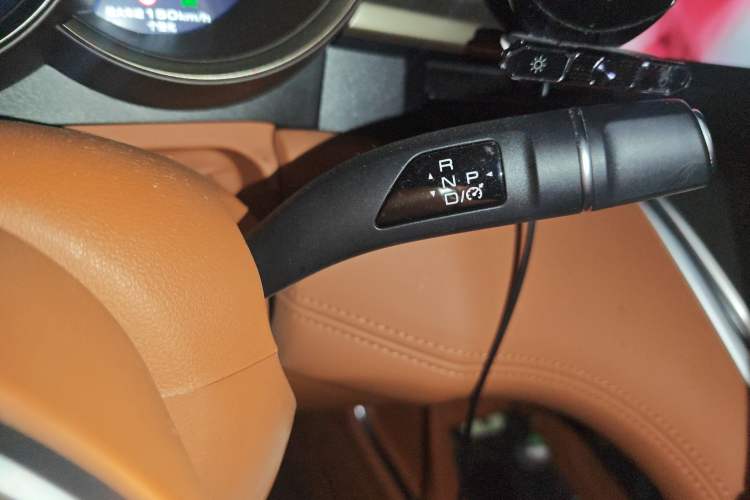 Used ORA Lightning Cat 2022 555 km Luxury Edition Gear Lever