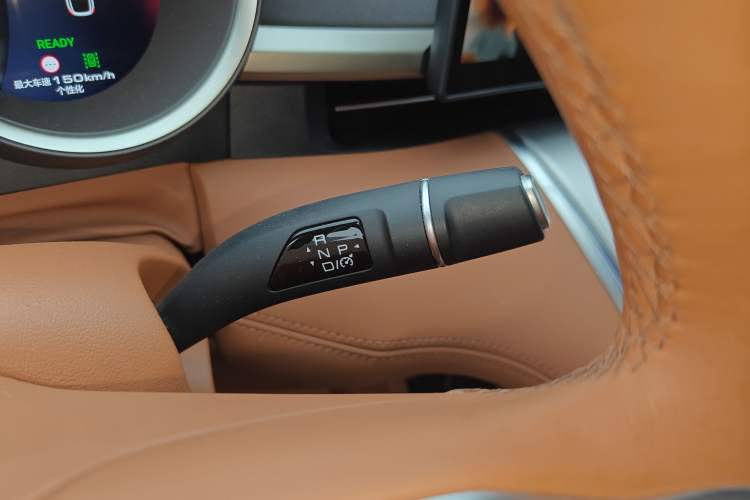 Used ORA Lightning Cat 2022 555 km Luxury Edition Gear Lever