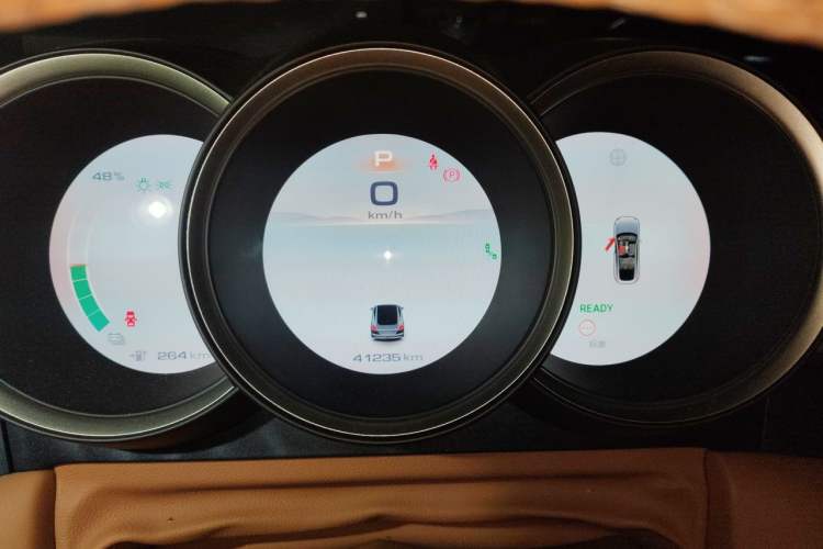 Used ORA Lightning Cat 2022 555 km Luxury Edition Instrument Cluster