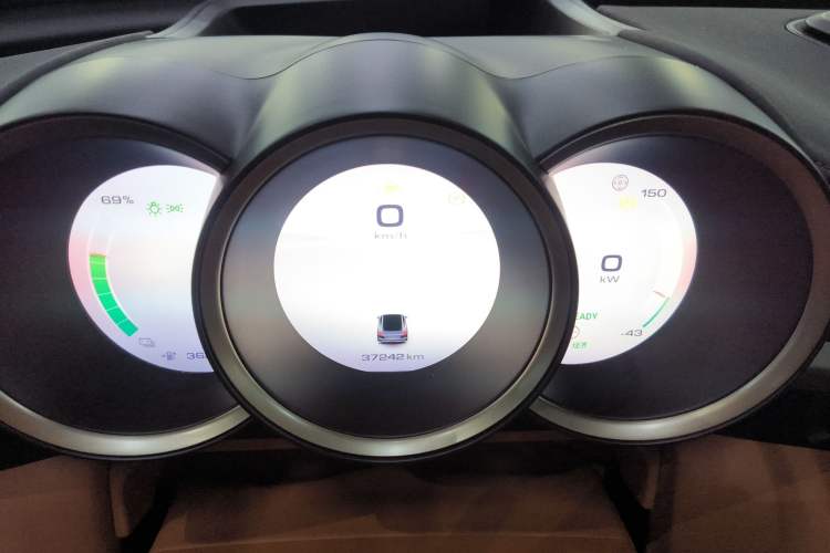 Used ORA Lightning Cat 2022 555 km Luxury Edition Instrument Cluster