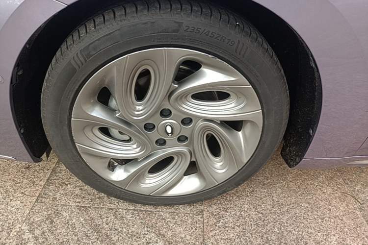 Used ORA Lightning Cat 2022 555 km Luxury Edition Left Front Wheel Hub