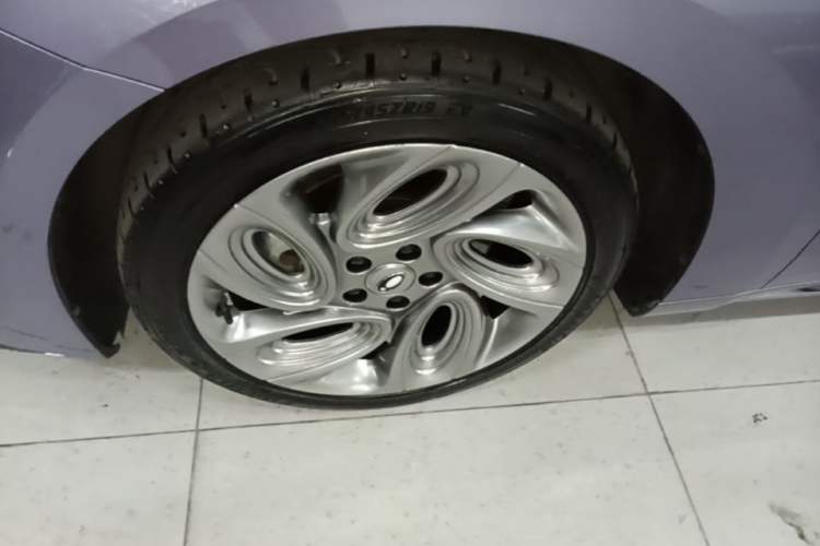 Used ORA Lightning Cat 2022 555 km Luxury Edition Left Front Wheel Hub