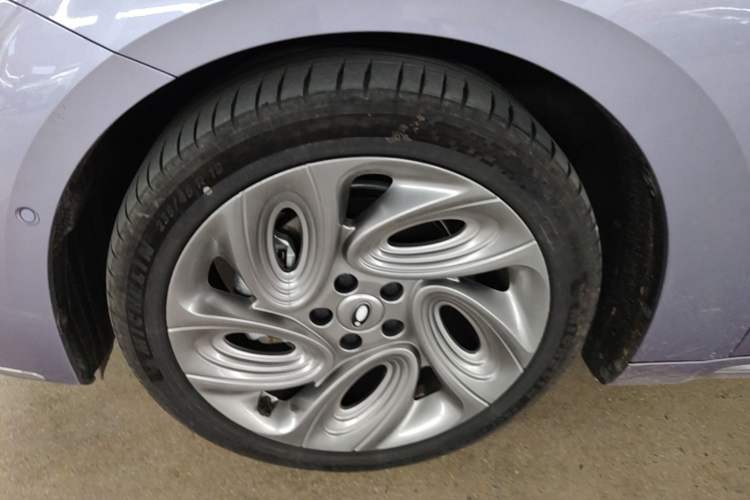 Used ORA Lightning Cat 2022 555 km Luxury Edition Left Front Wheel Hub