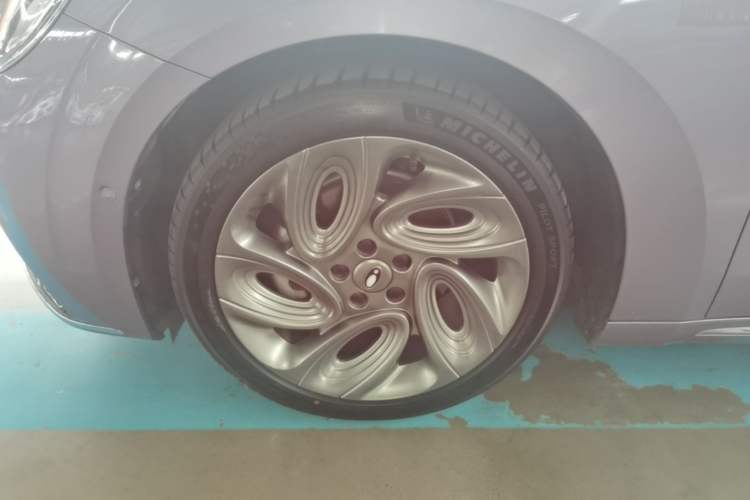 Used ORA Lightning Cat 2022 555 km Luxury Edition Left Front Wheel Hub