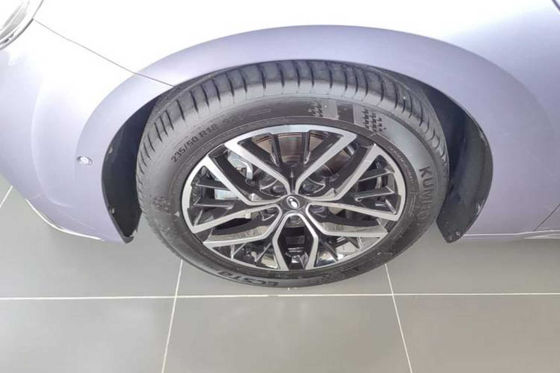 Used ORA Lightning Cat 2022 555 km Luxury Edition Left Front Wheel Hub