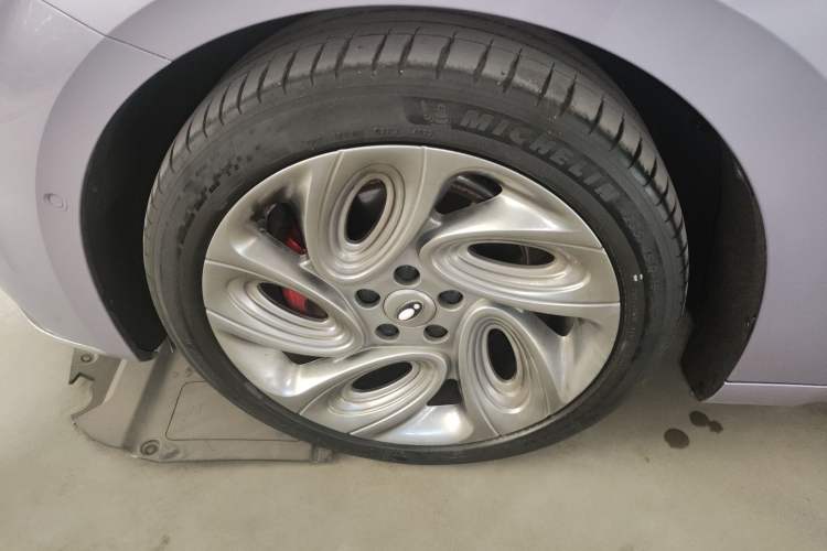 Used ORA Lightning Cat 2022 600 km All-Wheel Drive High-Performance Version Left Front Wheel Hub