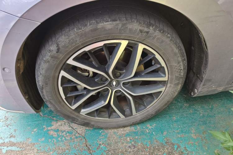 Used ORA Lightning Cat 2022 555 km Luxury Edition Left Front Wheel Hub