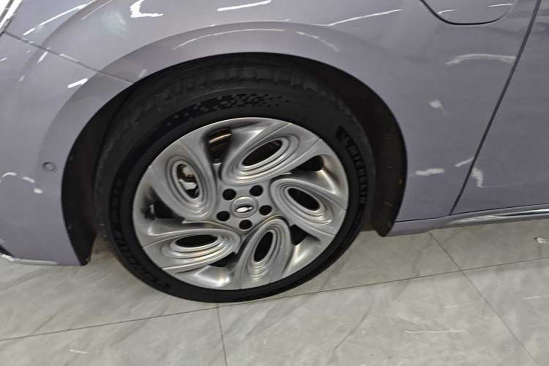 Used ORA Lightning Cat 2022 555 km Luxury Edition Left Front Wheel Hub