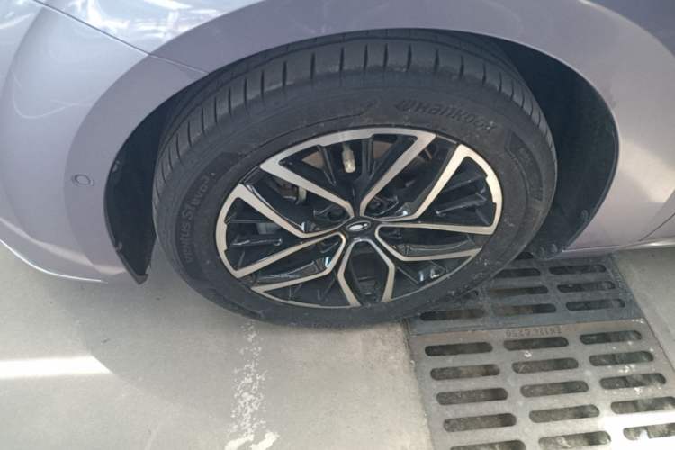 Used ORA Lightning Cat 2022 555 km Luxury Edition Left Front Wheel Hub