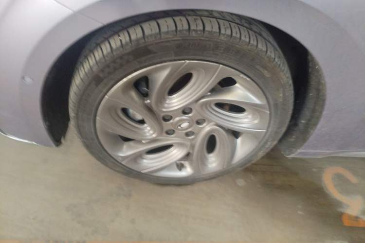 Used ORA Lightning Cat 2022 555 km Luxury Edition Left Front Wheel Hub