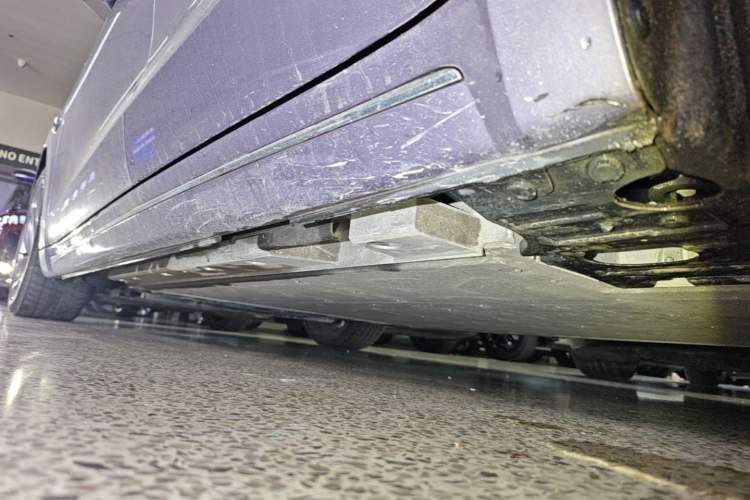 Used ORA Lightning Cat 2022 600 km All-Wheel Drive High-Performance Version Left Side Sill