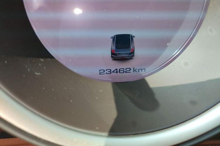 Used ORA Lightning Cat 2022 555 km Luxury Edition Odometer Close Up