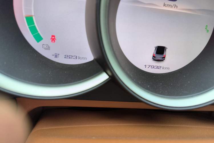 Used ORA Lightning Cat 2022 555 km Luxury Edition Odometer Close Up