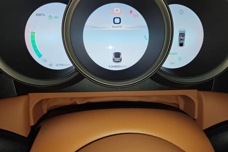 Used ORA Lightning Cat 2022 555 km Luxury Edition Odometer Close Up