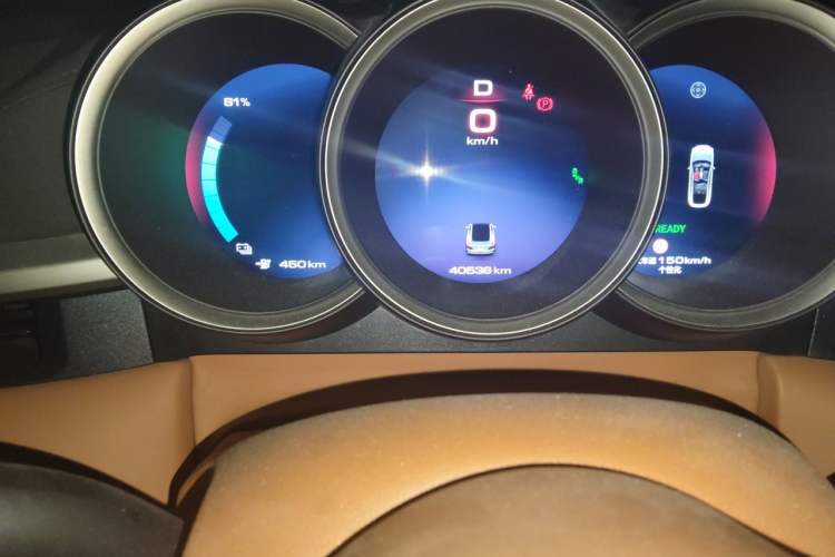 Used ORA Lightning Cat 2022 555 km Luxury Edition Odometer Close Up