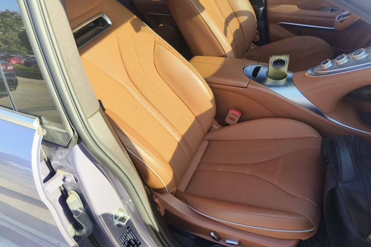 Used ORA Lightning Cat 2022 555 km Luxury Edition Right Front Seat