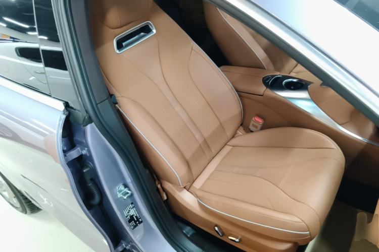 Used ORA Lightning Cat 2022 555 km Luxury Edition Right Front Seat