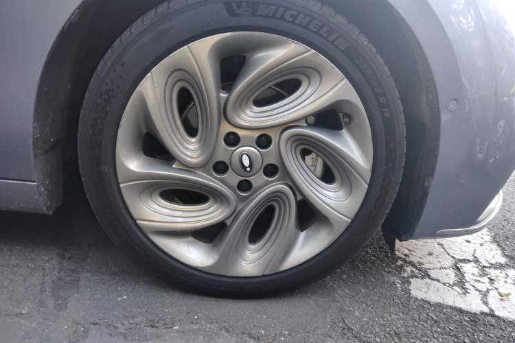 Used ORA Lightning Cat 2022 705 km Long-Range Version Right Front Wheel Hub