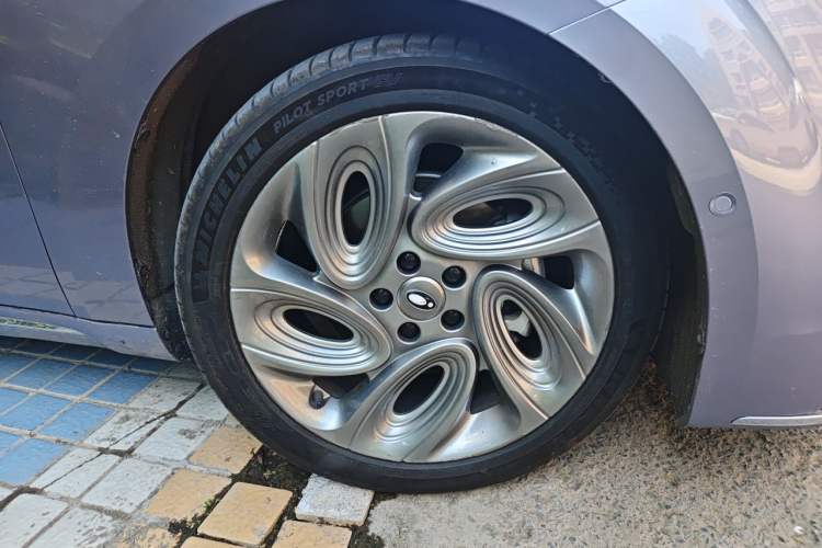 Used ORA Lightning Cat 2022 555 km Luxury Edition Right Front Wheel Hub