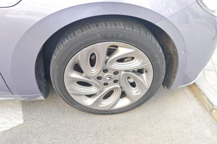 Used ORA Lightning Cat 2022 555 km Luxury Edition Right Front Wheel Hub