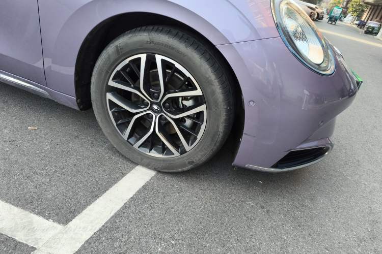 Used ORA Lightning Cat 2022 555 km Luxury Edition Right Front Wheel Hub