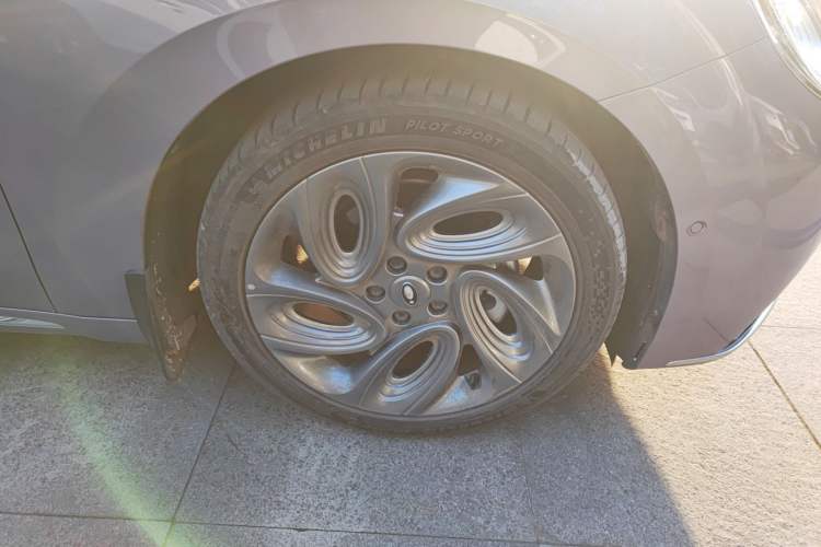 Used ORA Lightning Cat 2022 555 km Luxury Edition Right Front Wheel Hub