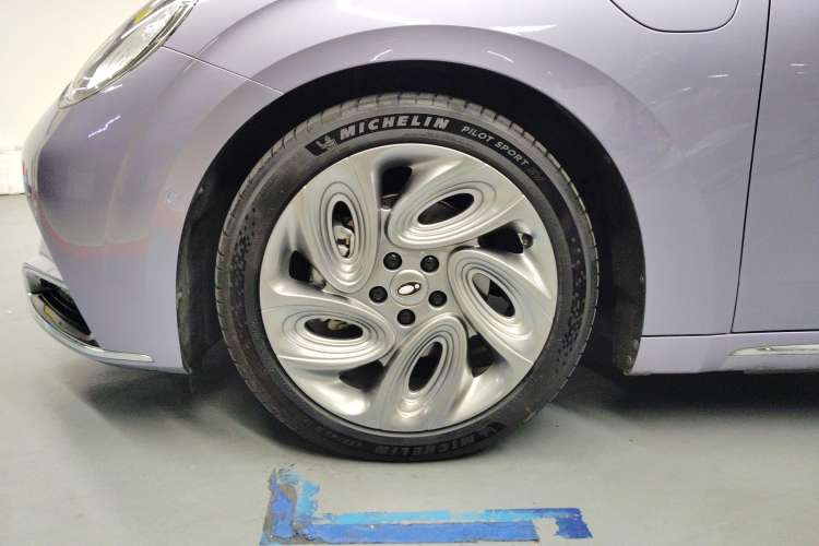 Used ORA Lightning Cat 2022 555 km Luxury Edition Right Front Wheel Hub