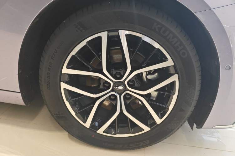 Used ORA Lightning Cat 2022 555 km Luxury Edition Right Front Wheel Hub