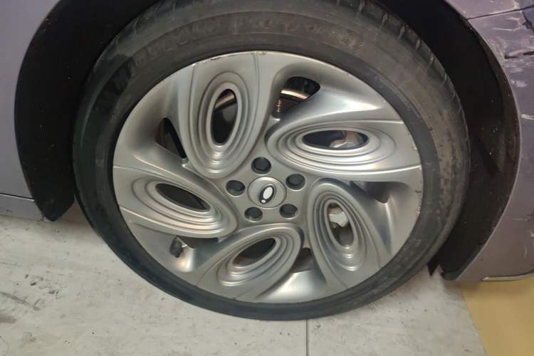 Used ORA Lightning Cat 2022 555 km Luxury Edition Right Front Wheel Hub