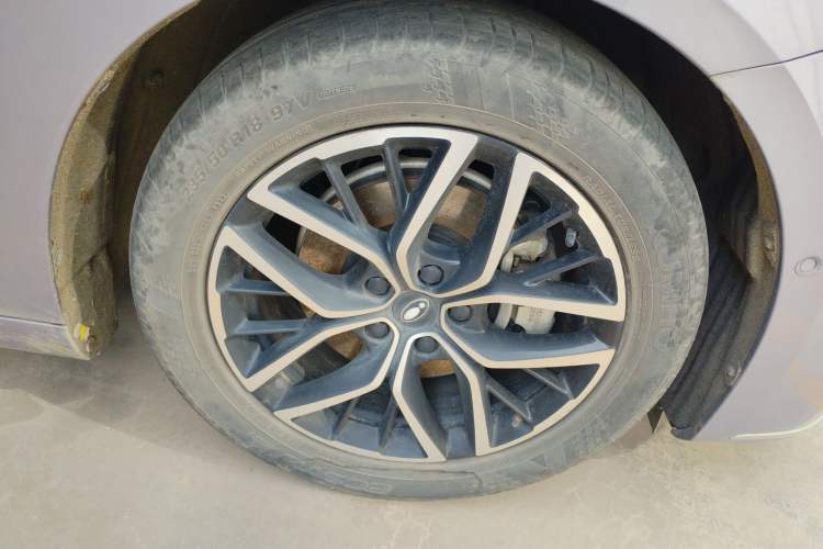 Used ORA Lightning Cat 2022 555 km Luxury Edition Right Front Wheel Hub