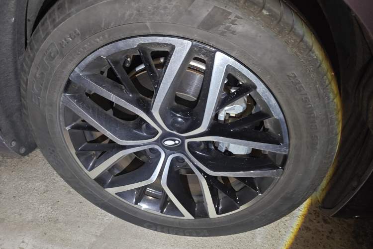Used ORA Lightning Cat 2022 555 km Luxury Edition Right Front Wheel Hub
