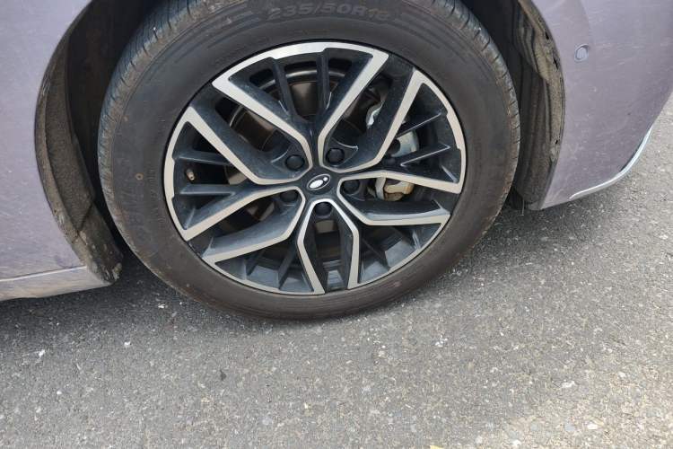 Used ORA Lightning Cat 2022 555 km Luxury Edition Right Front Wheel Hub