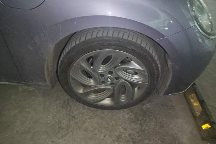 Used ORA Lightning Cat 2022 555 km Luxury Edition Right Front Wheel Hub