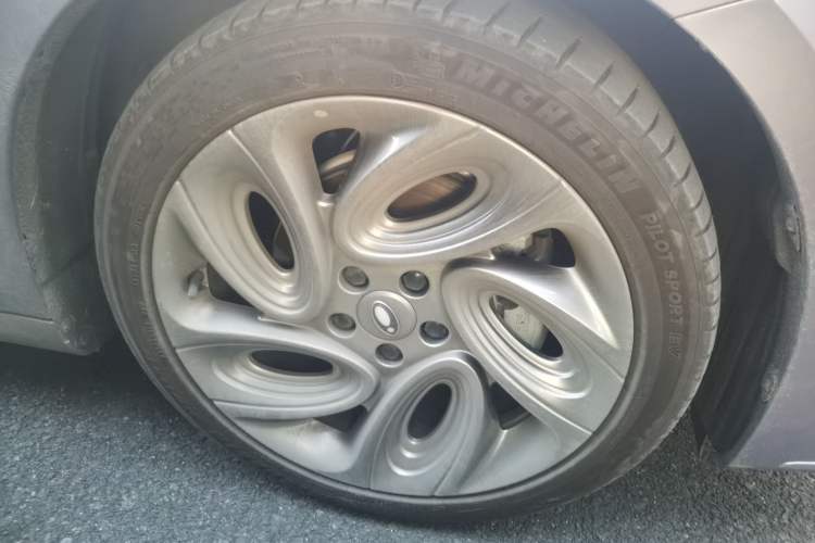 Used ORA Lightning Cat 2022 555 km Luxury Edition Right Front Wheel Hub