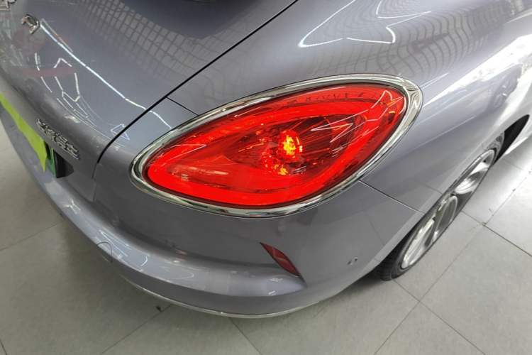 Used ORA Lightning Cat 2022 555 km Luxury Edition Right Rear Taillight