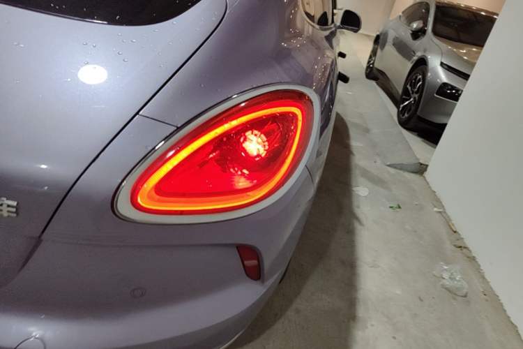 Used ORA Lightning Cat 2022 555 km Luxury Edition Right Rear Taillight