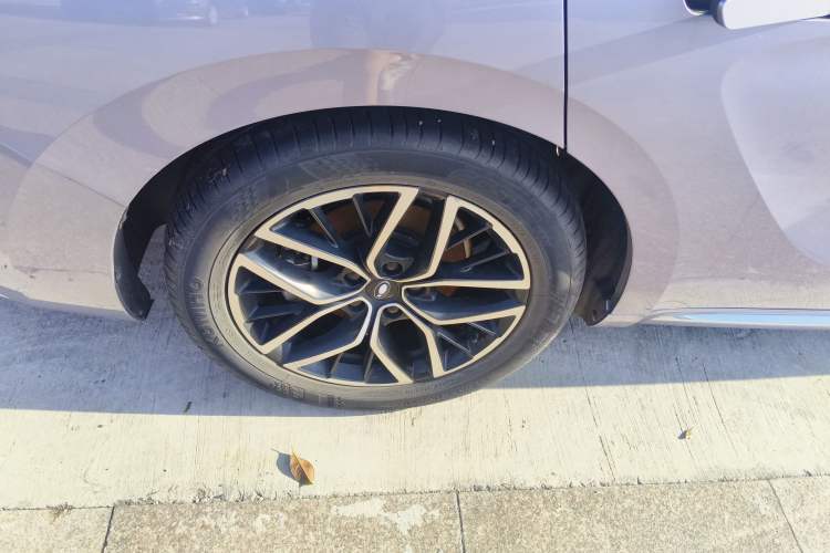 Used ORA Lightning Cat 2022 555 km Luxury Edition Right Rear Wheel Hub