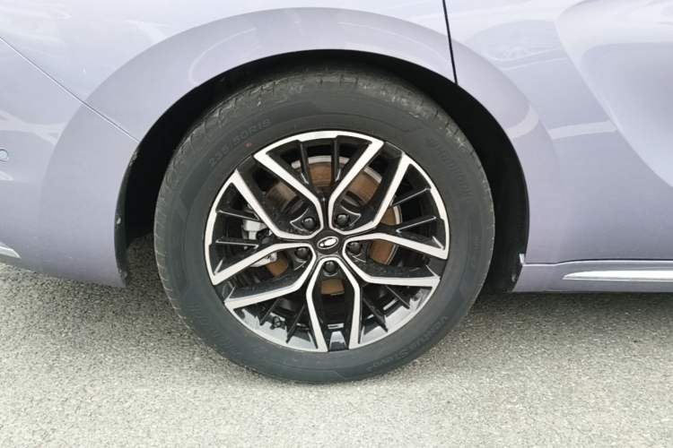 Used ORA Lightning Cat 2022 555 km Luxury Edition Right Rear Wheel Hub